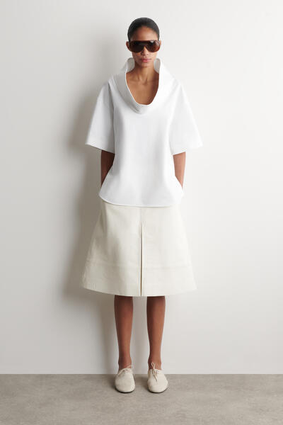 COS ボリューム ファネルネックトップ