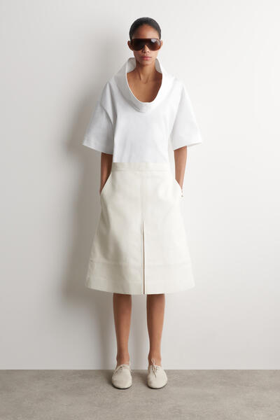 COS ボリューム ファネルネックトップ