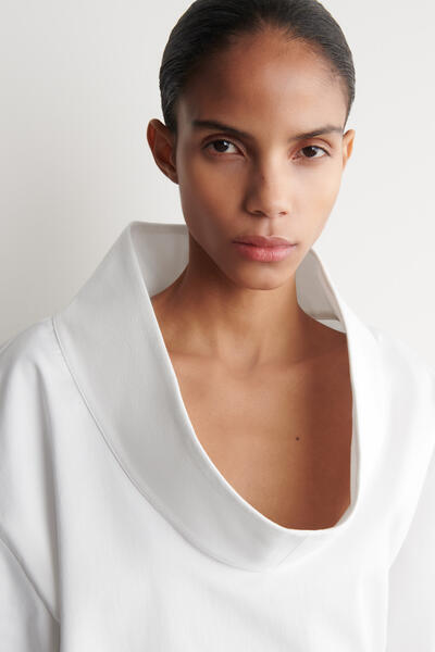 COS ボリューム ファネルネックトップ