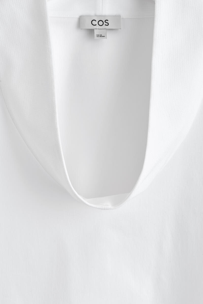 COS ボリューム ファネルネックトップ