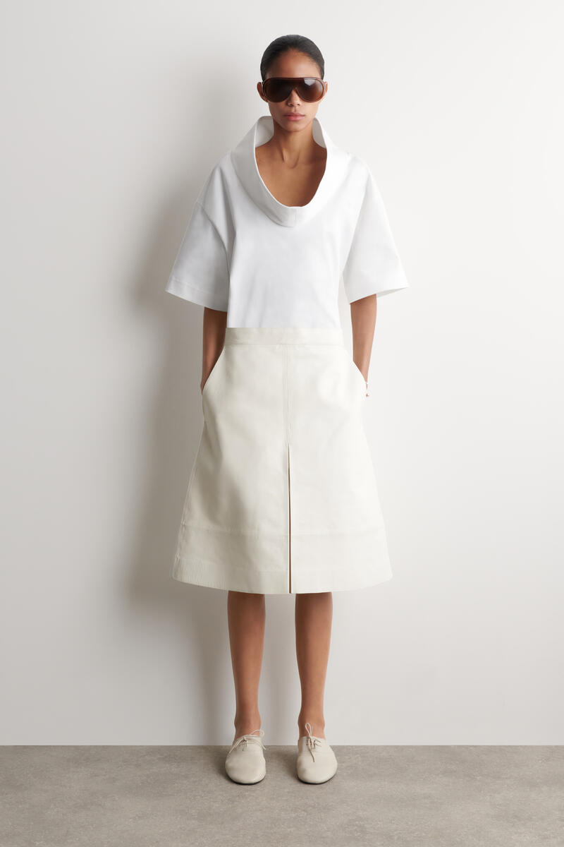 COS ボリューム ファネルネックトップ