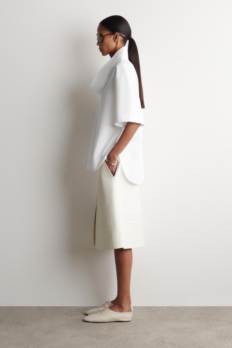 COS ボリューム ファネルネックトップ