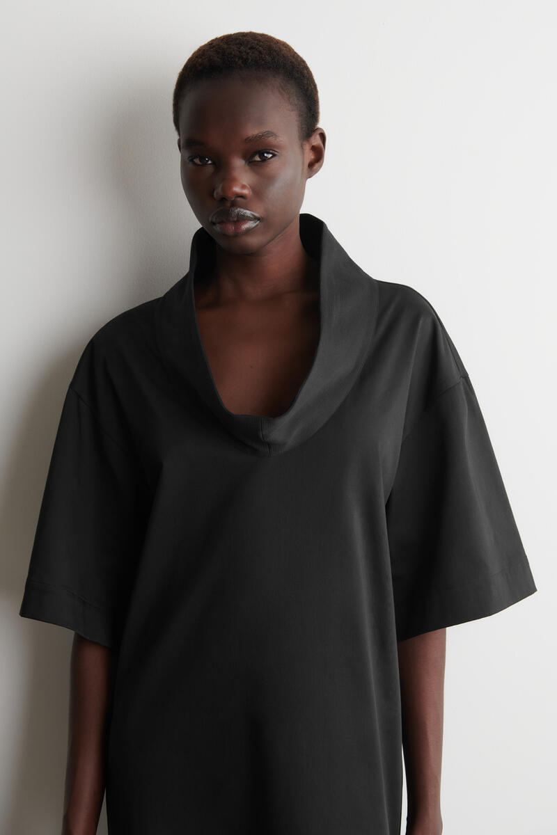 COS ファネルネック コクーンミニドレス