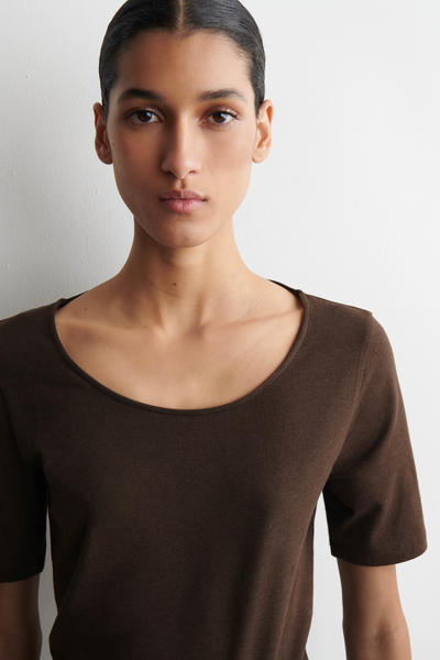 COS スリムスクープネックコットンTシャツ