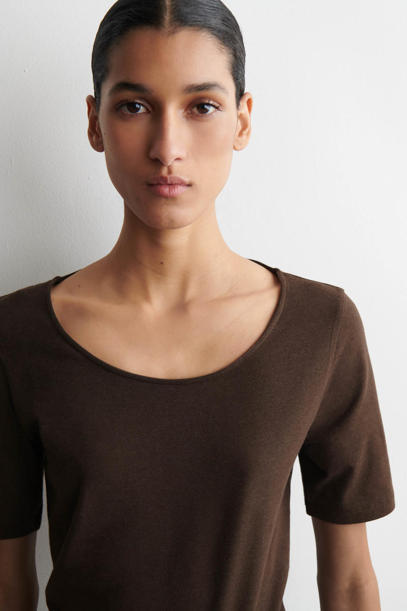 COS スリムスクープネックコットンTシャツ