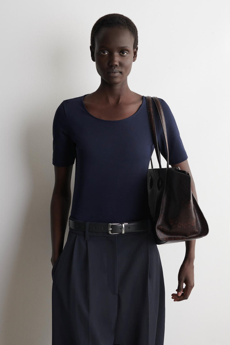 COS スリムスクープネックコットンTシャツ