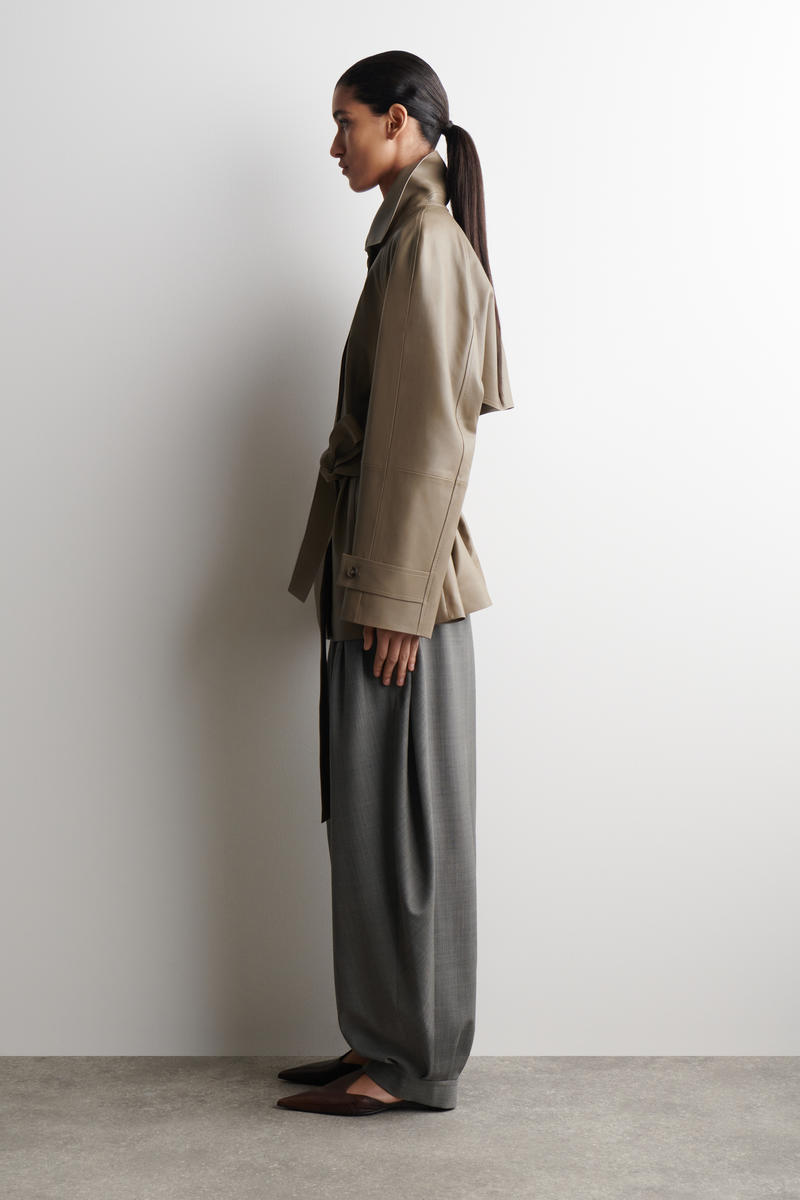 COS ファネルネック レザー ショート トレンチジャケット