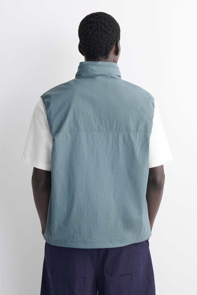 COS テクニカル撥水 ナイロンベスト