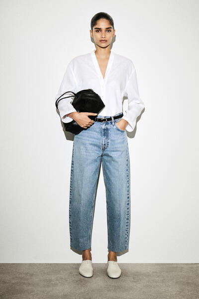 COS ボタンディテールリネンVネックシャツ