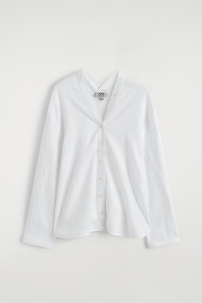 COS ボタンディテールリネンVネックシャツ