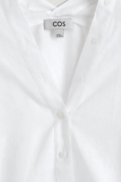 COS ボタンディテールリネンVネックシャツ