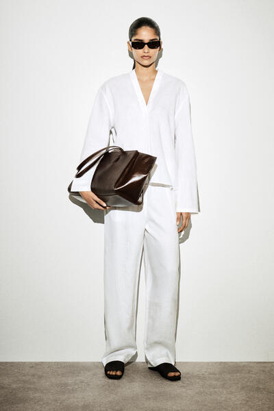 COS ボタンディテールリネンVネックシャツ