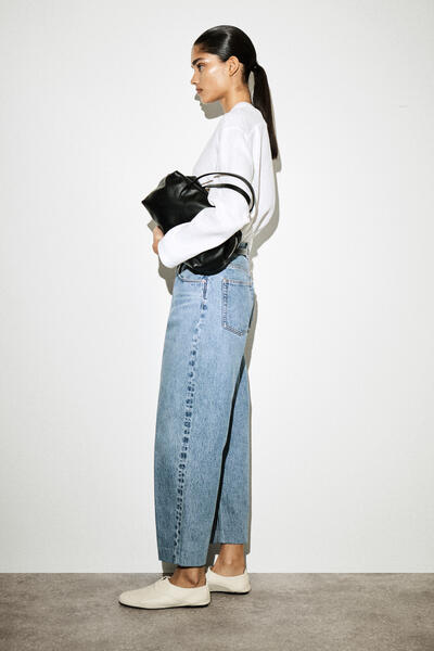 COS ボタンディテールリネンVネックシャツ