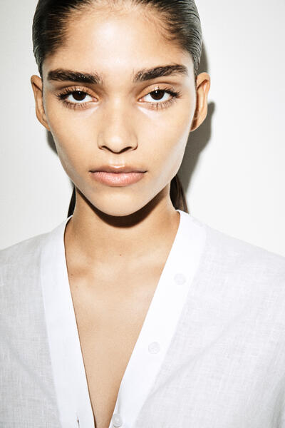 COS ボタンディテールリネンVネックシャツ