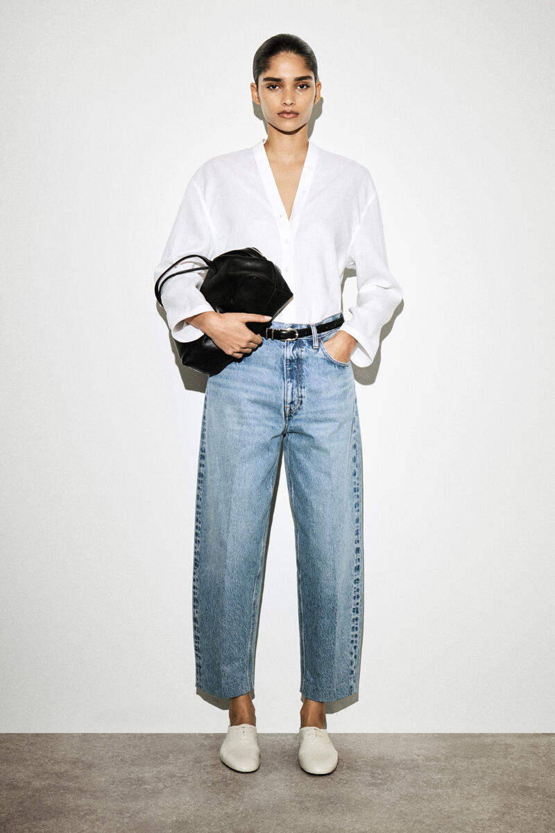 COS ボタンディテールリネンVネックシャツ