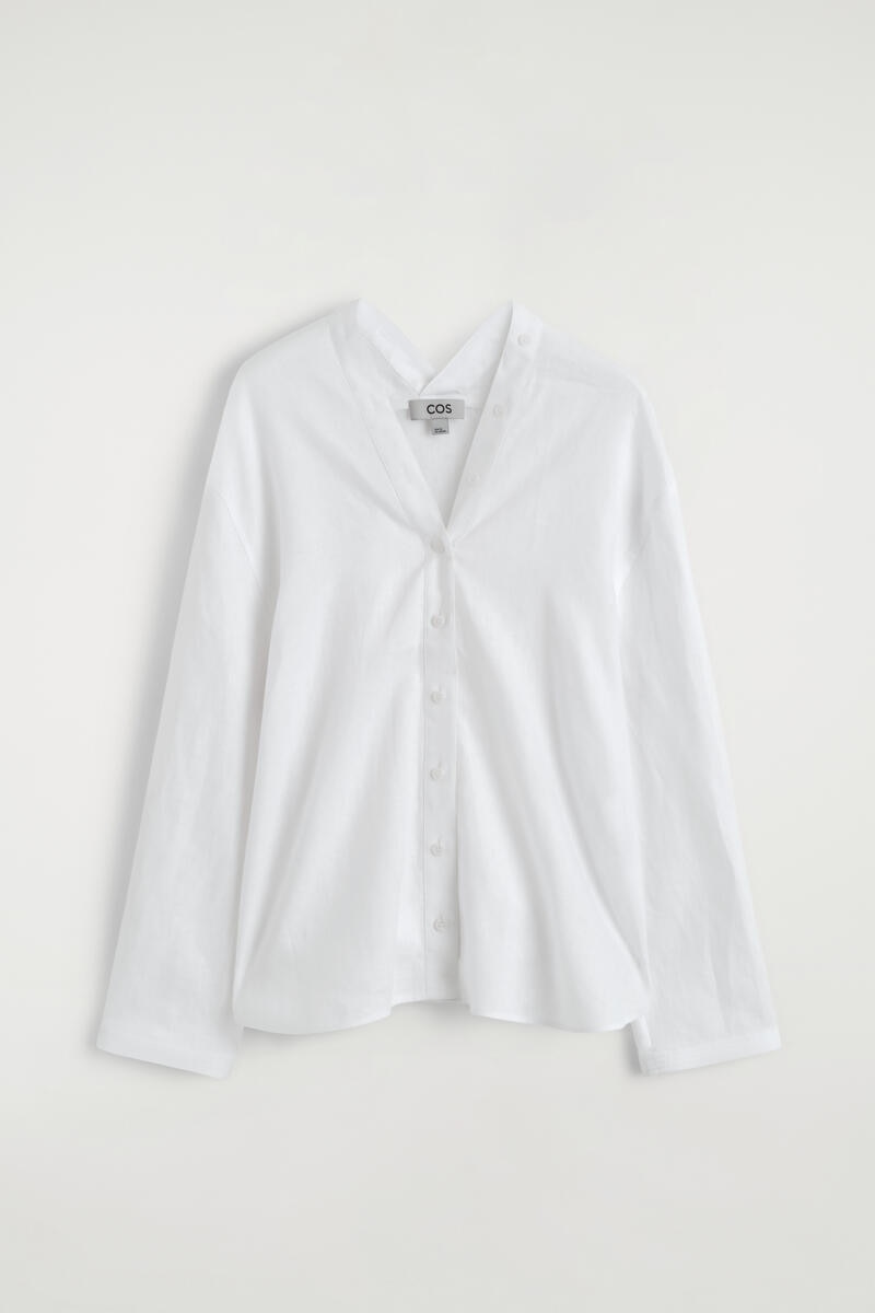 COS ボタンディテールリネンVネックシャツ
