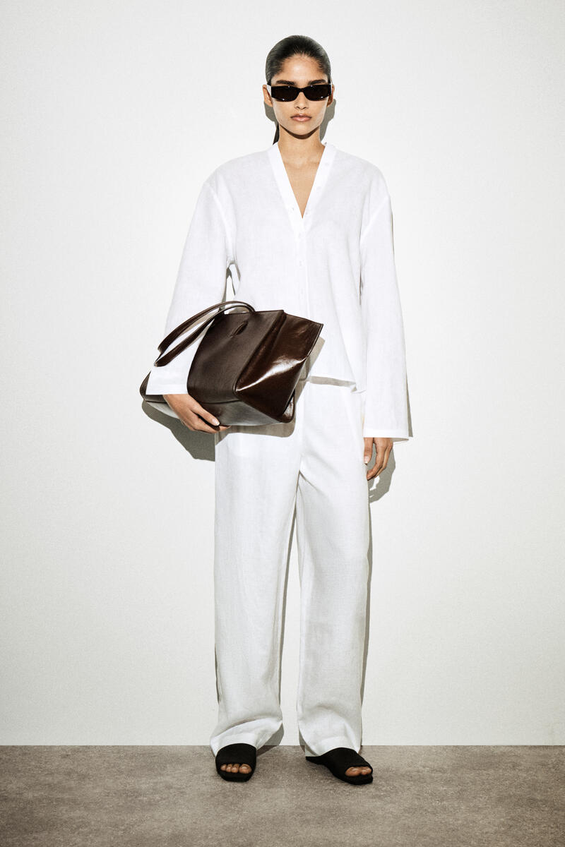 COS ボタンディテールリネンVネックシャツ