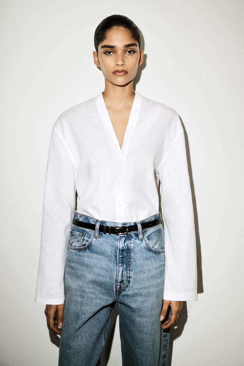 COS ボタンディテールリネンVネックシャツ