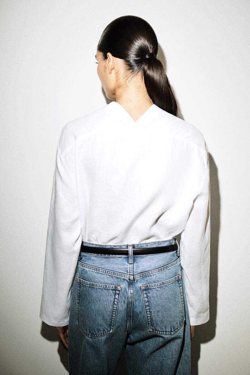 COS ボタンディテールリネンVネックシャツ