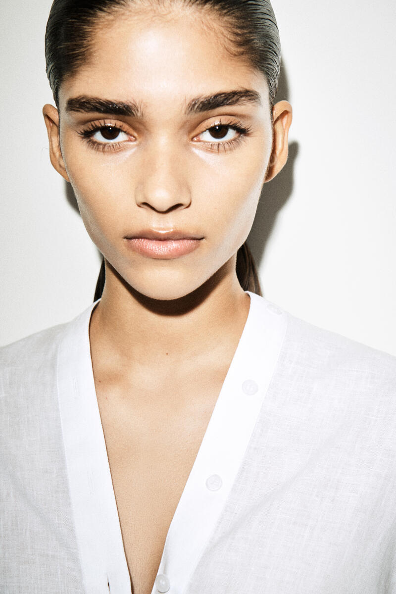 COS ボタンディテールリネンVネックシャツ