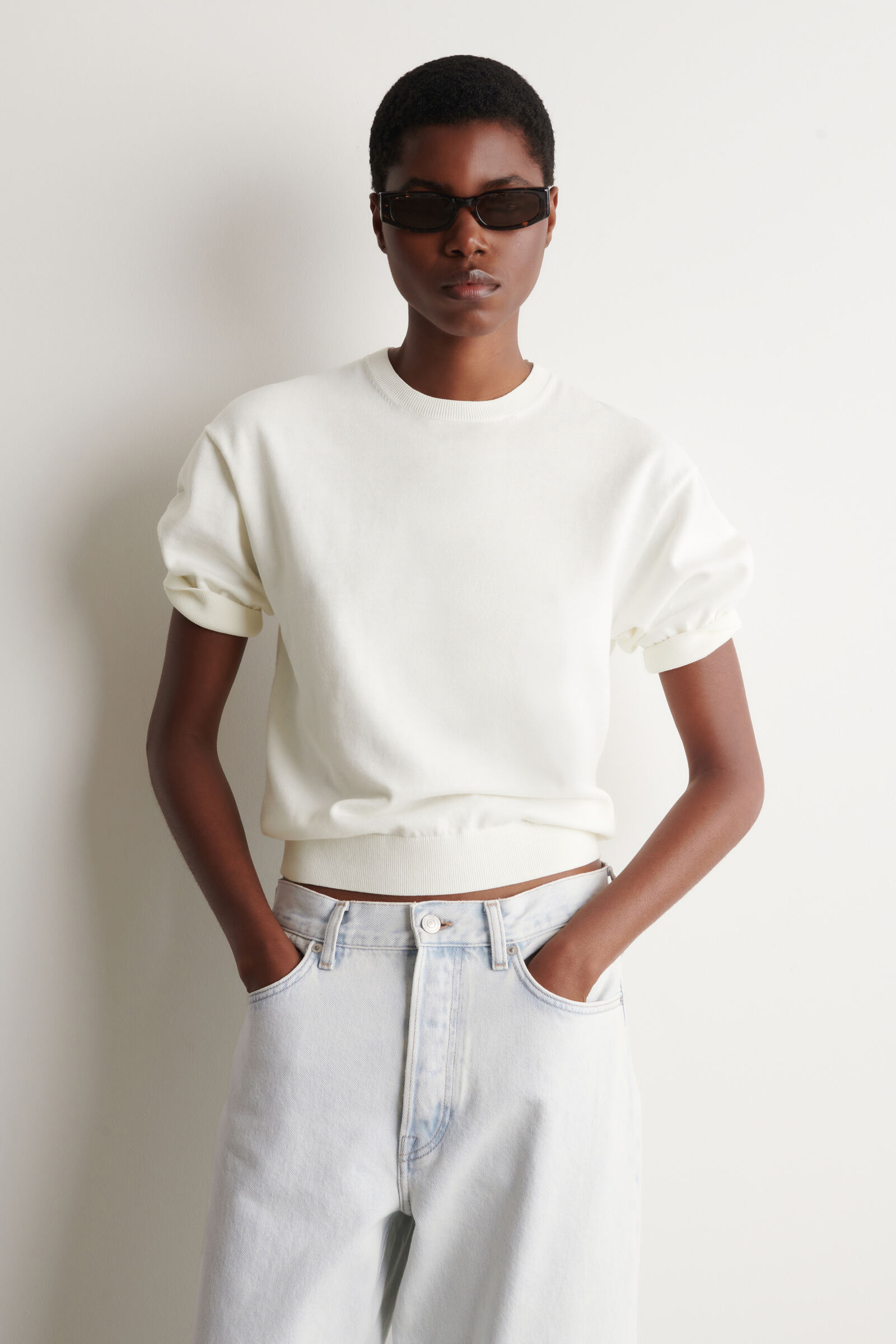 KNITTED COTTON T-SHIRT コットンニットTシャツ オフホワイト｜COS