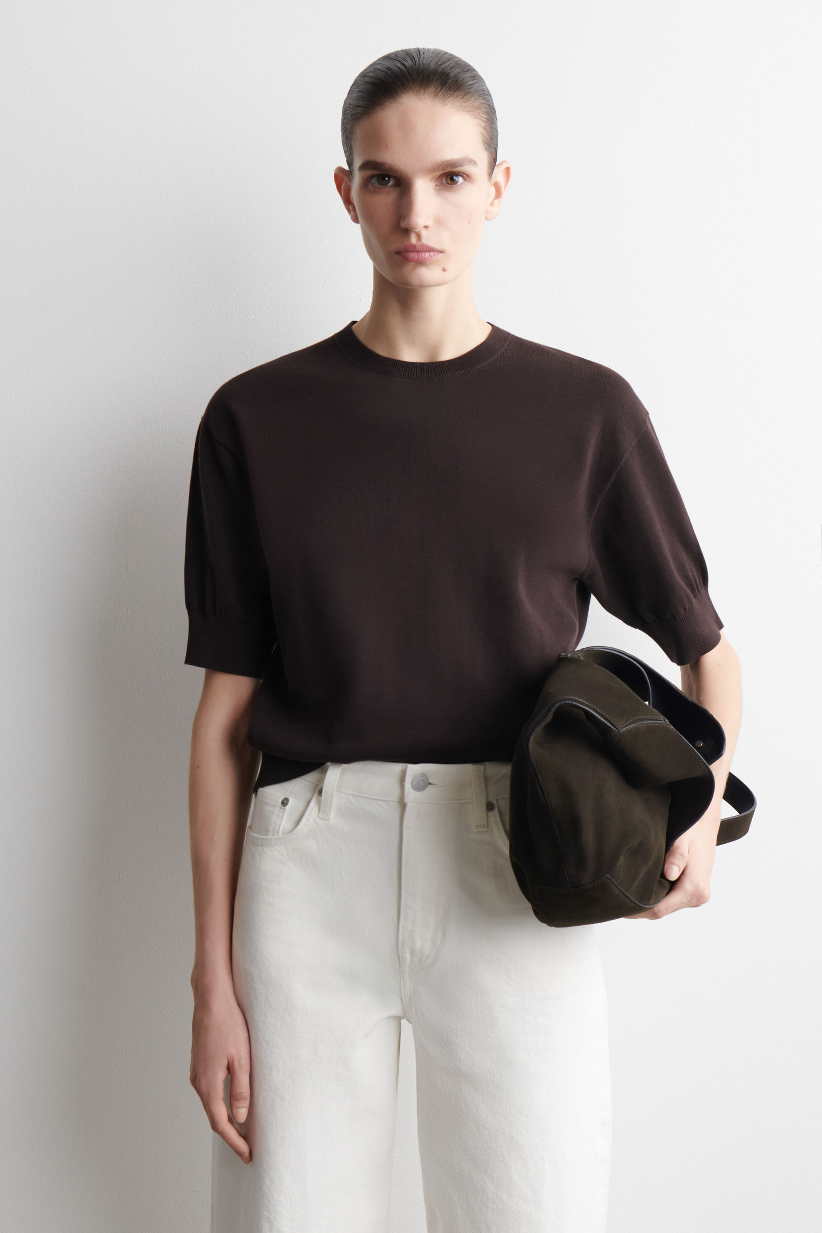 KNITTED COTTON T-SHIRT コットンニットTシャツ ダークブラウン｜COS