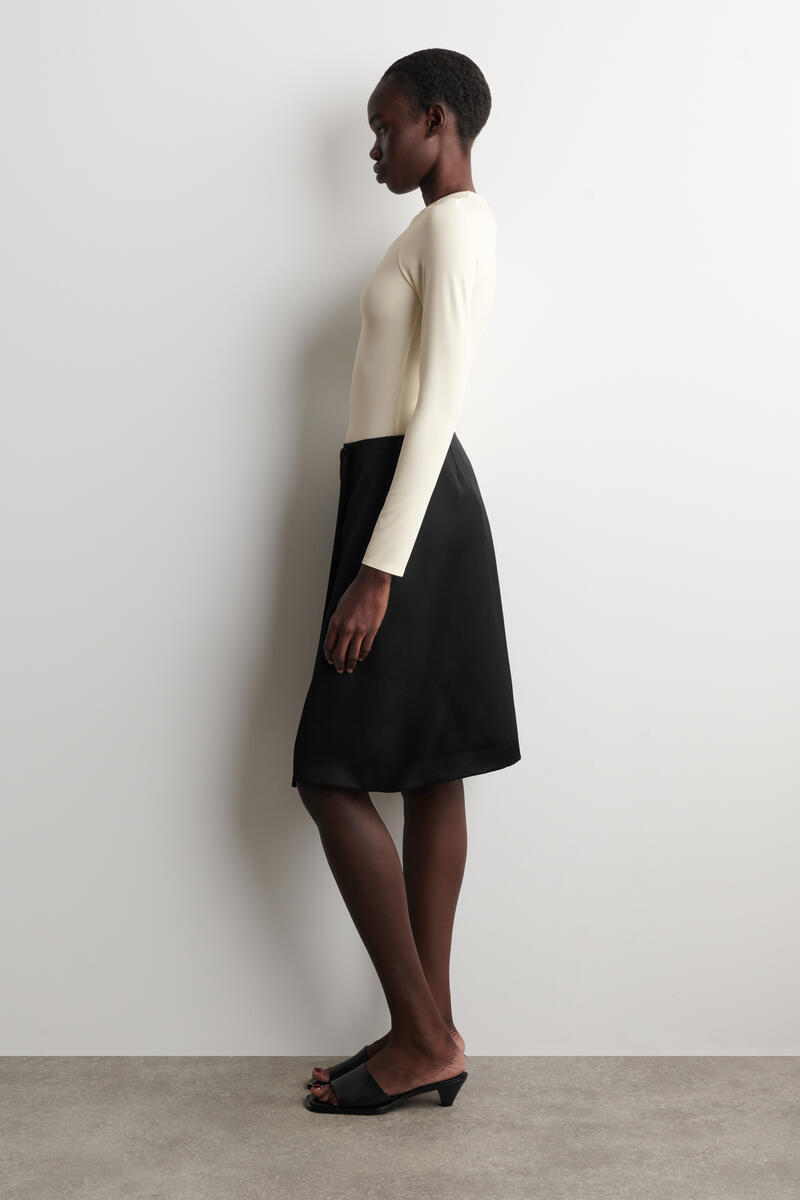 COS インターロックジャージーロングスリーブトップ