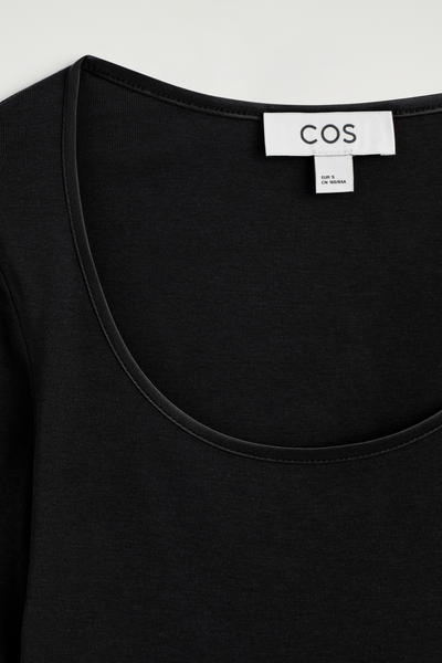 COS サテントリム　コットンジャージーTシャツ