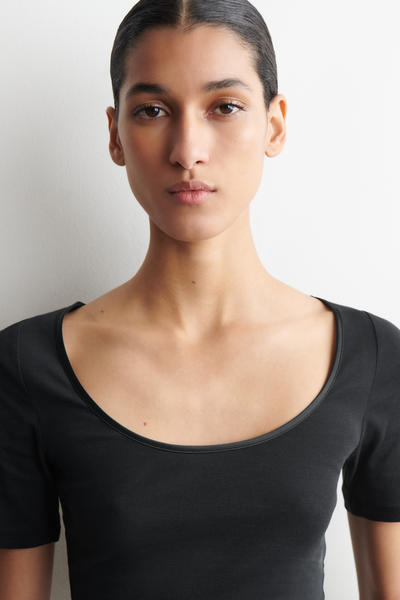 COS サテントリム　コットンジャージーTシャツ