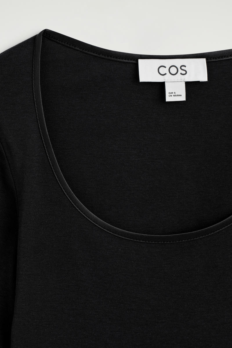 COS サテントリム　コットンジャージーTシャツ
