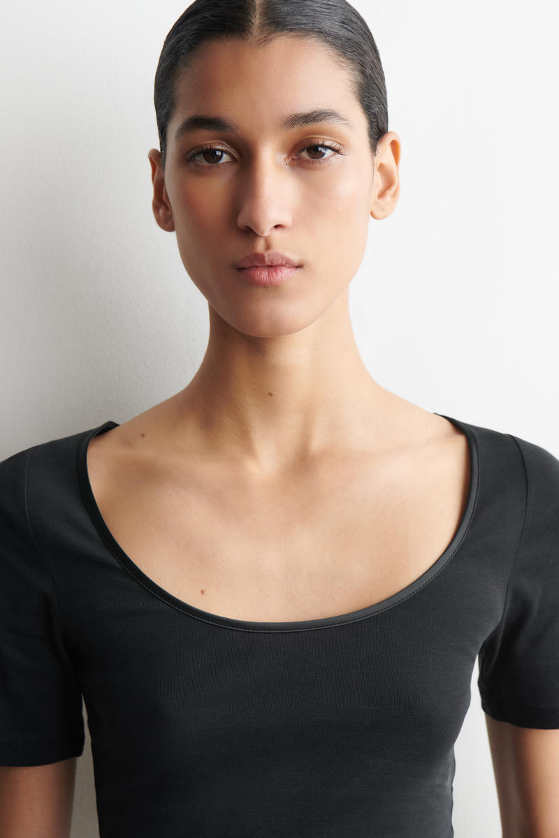 COS サテントリム　コットンジャージーTシャツ