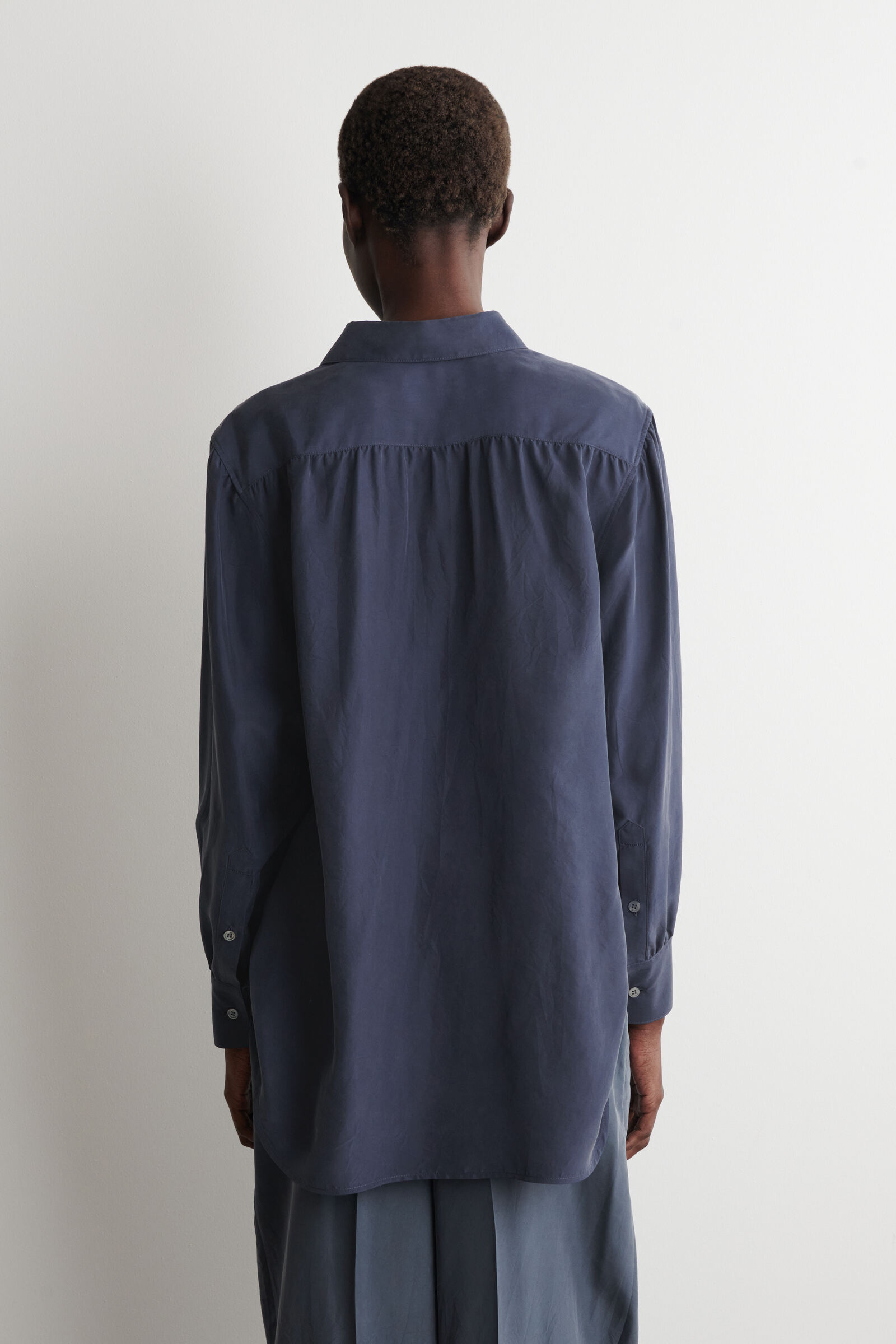GATHERED CRINKLED-SILK SHIRT ギャザー入り シワ加工シルクシャツ 