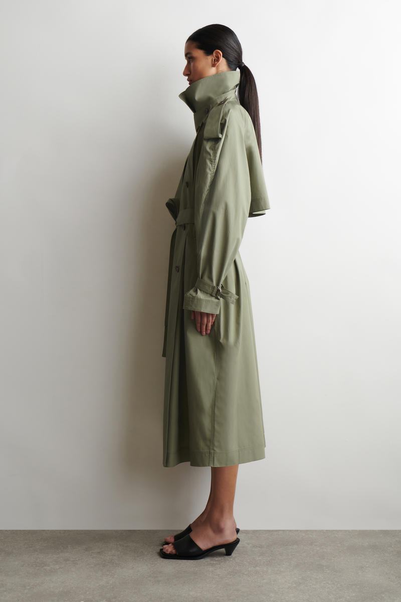 COS ファンネルネック綿トレンチコート