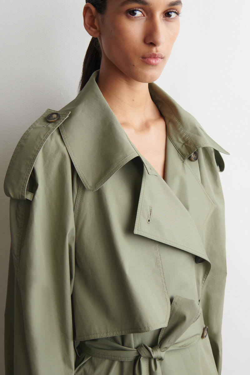 COS ファンネルネック綿トレンチコート