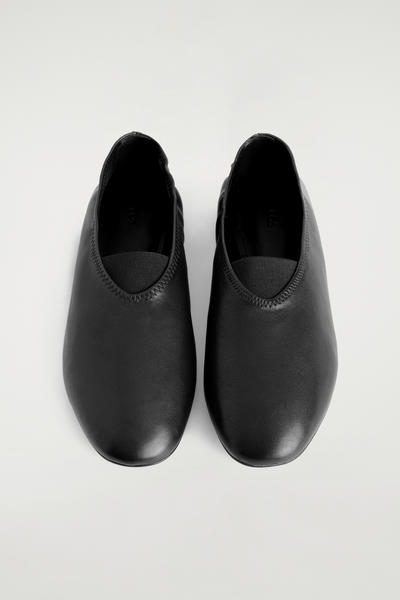 COS ソフトバレリーナパンプス