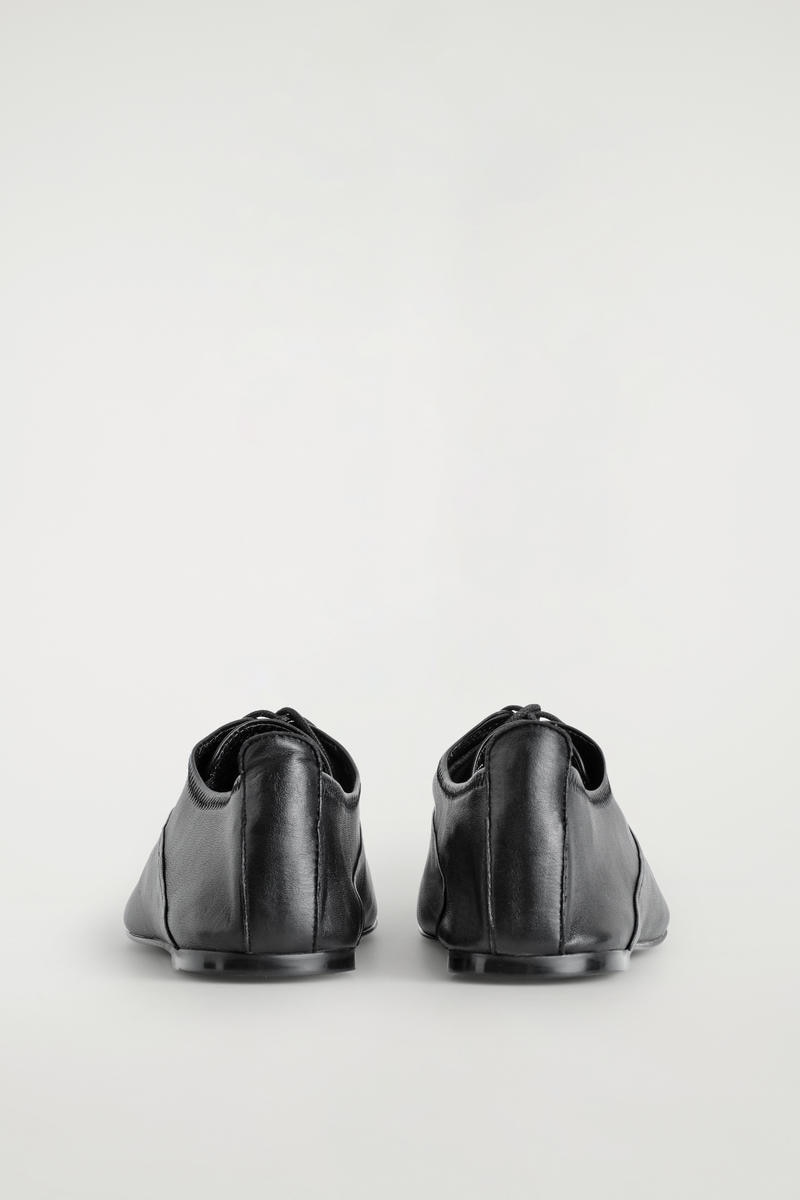 COS ソフトレザーブローグ