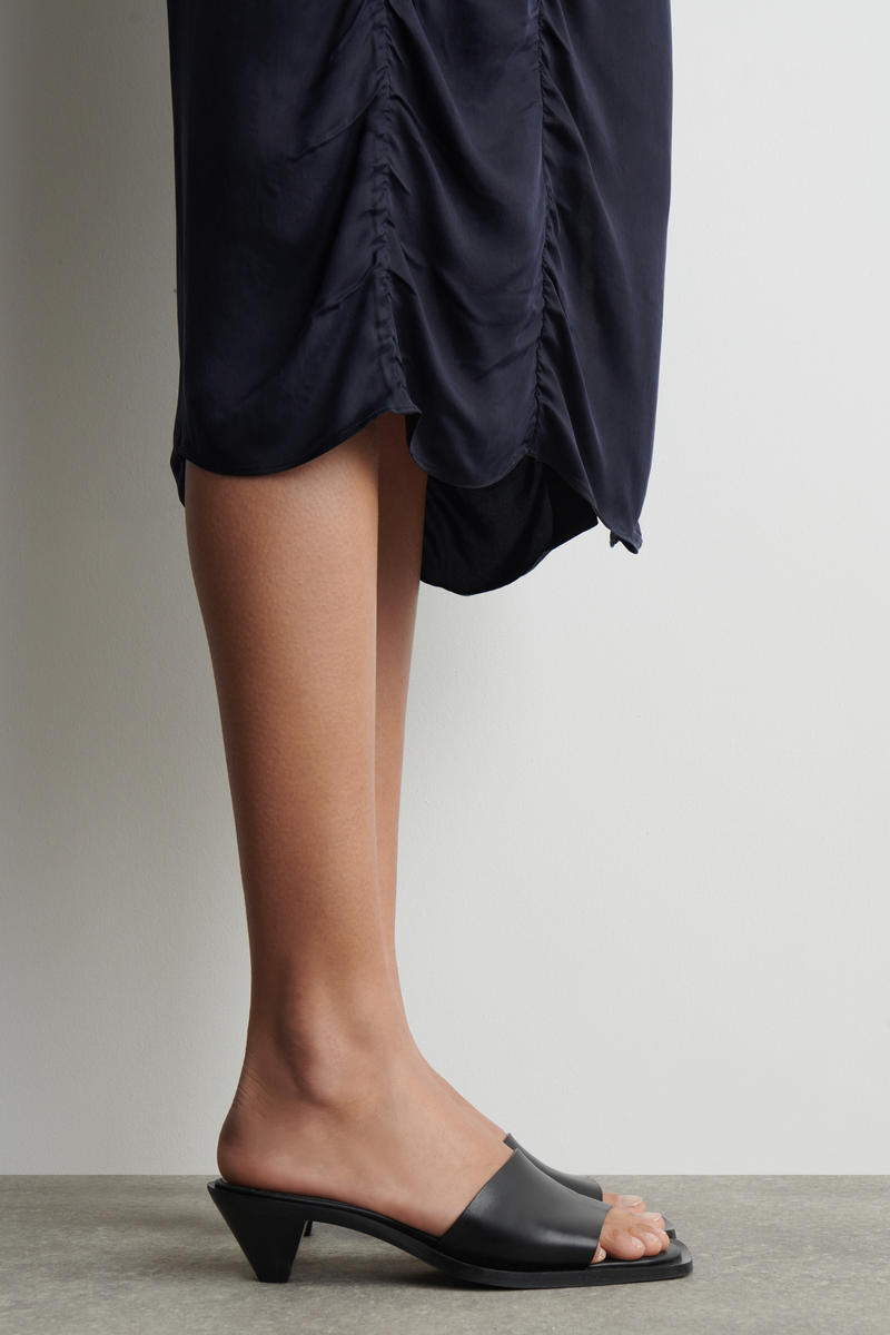 COS レザーミュール