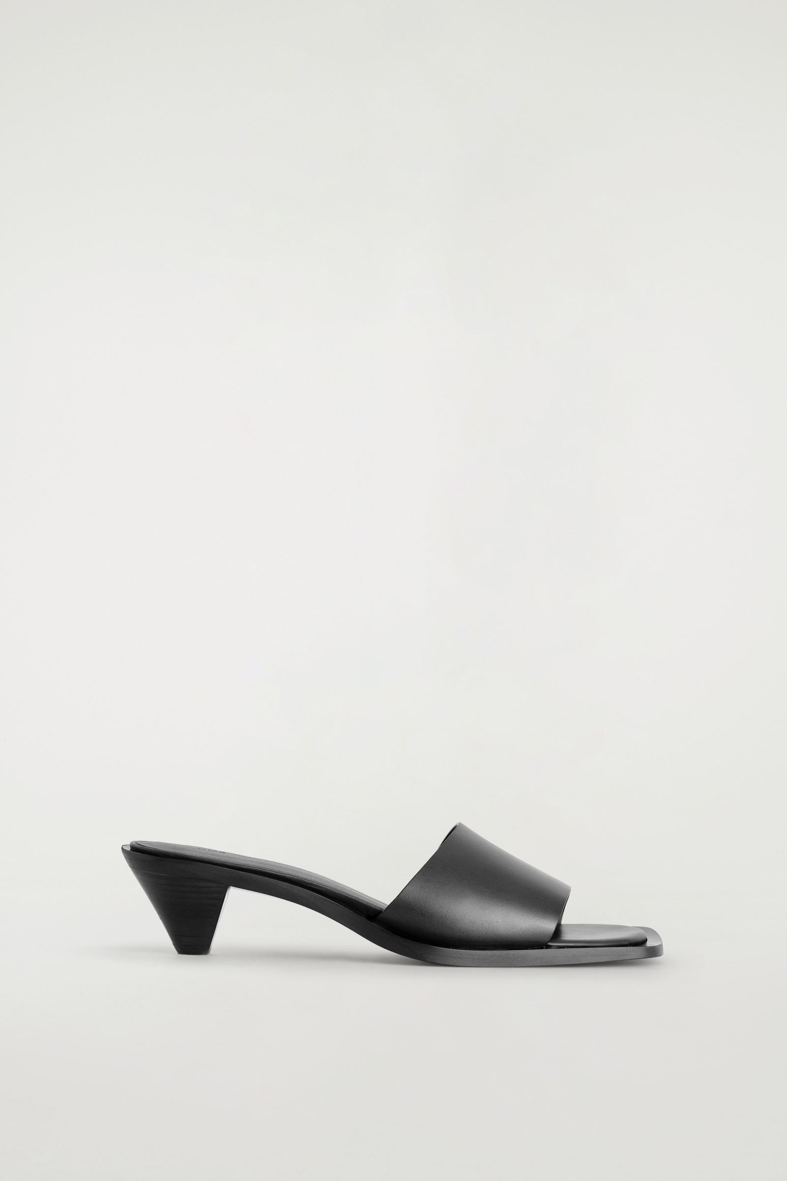 LEATHER KITTEN-HEEL MULES レザーミュール ブラック｜COS コス 公式 