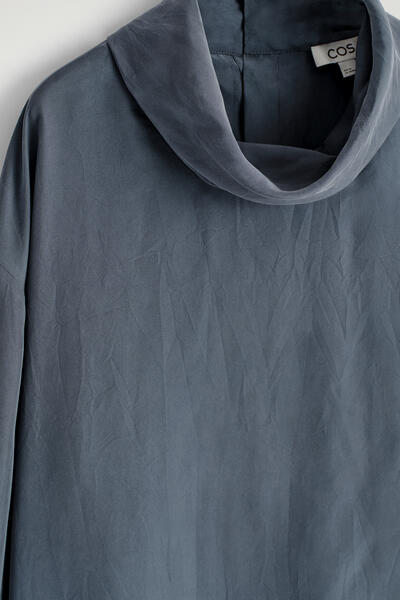 COS シワ加工シルク ファネルネックトップ