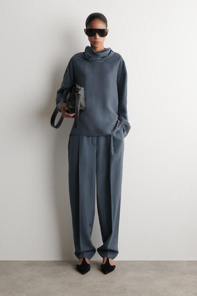 COS シワ加工シルク ファネルネックトップ