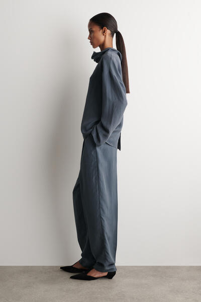 COS シワ加工シルク ファネルネックトップ