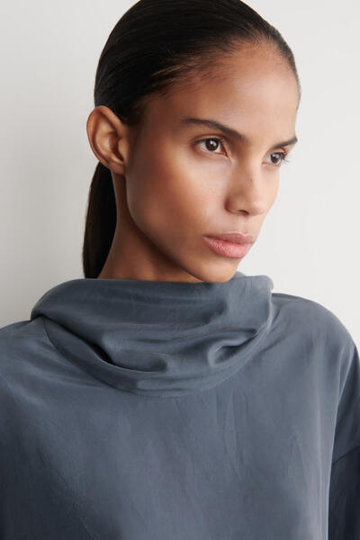 COS シワ加工シルク ファネルネックトップ