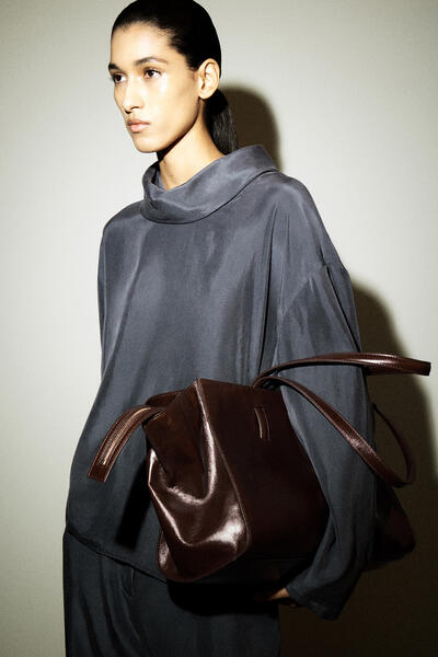 COS シワ加工シルク ファネルネックトップ