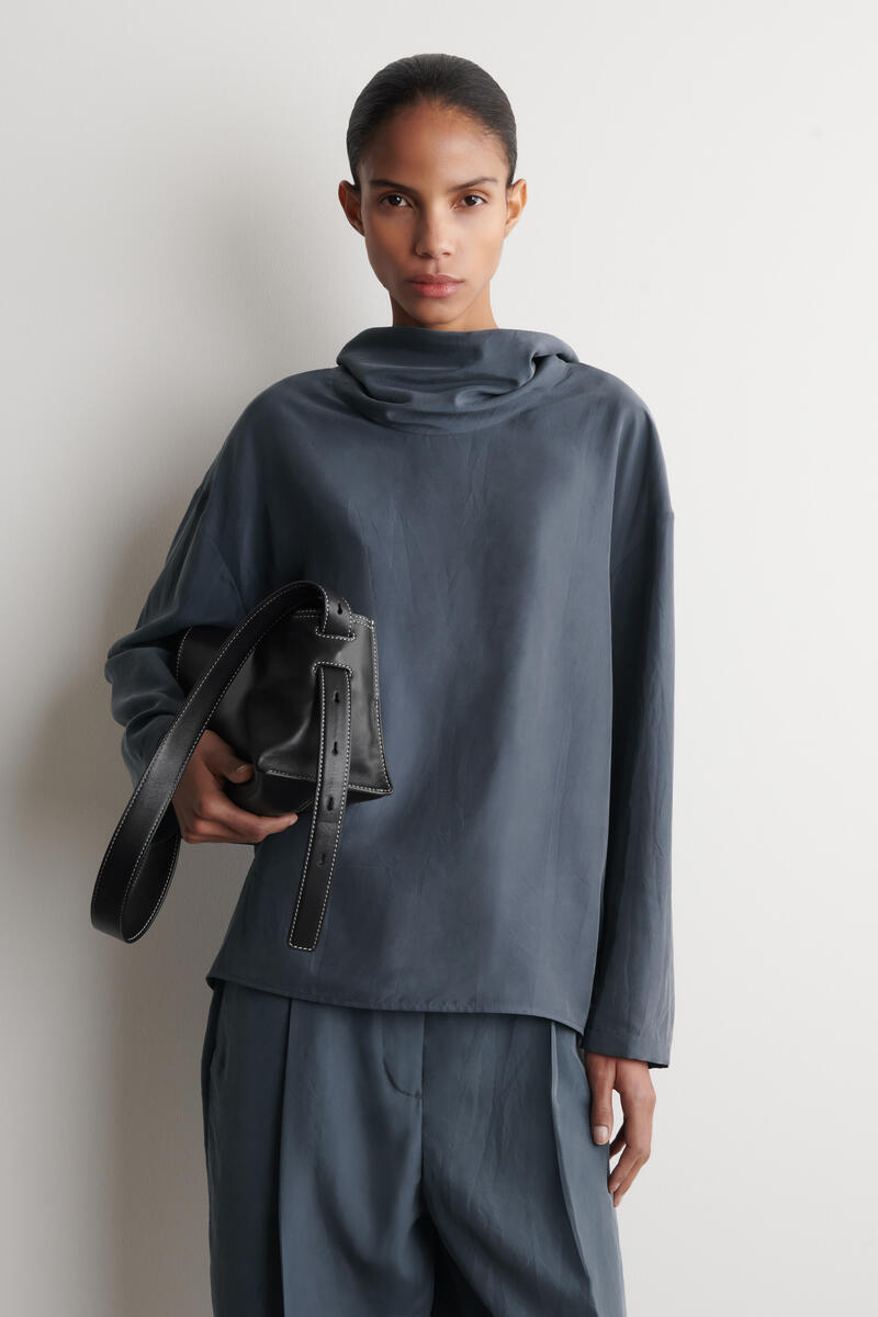 COS シワ加工シルク ファネルネックトップ