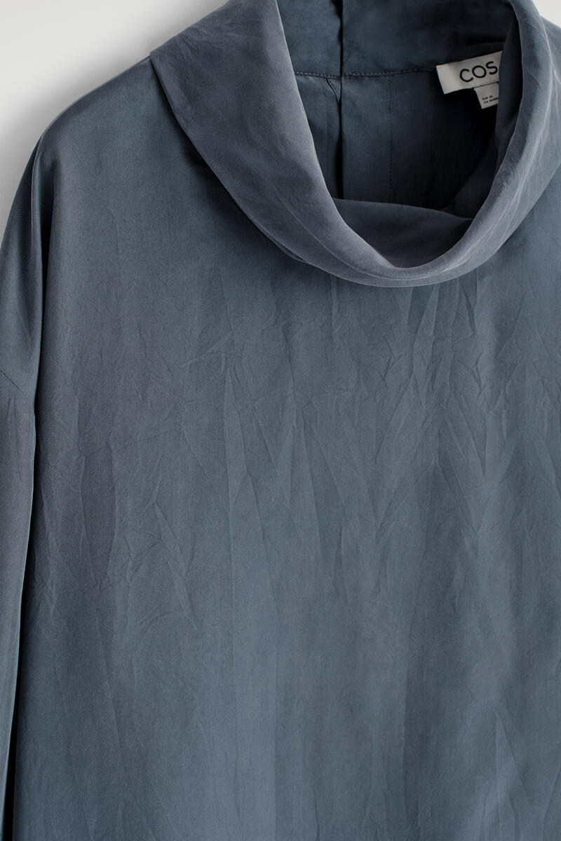 COS シワ加工シルク ファネルネックトップ