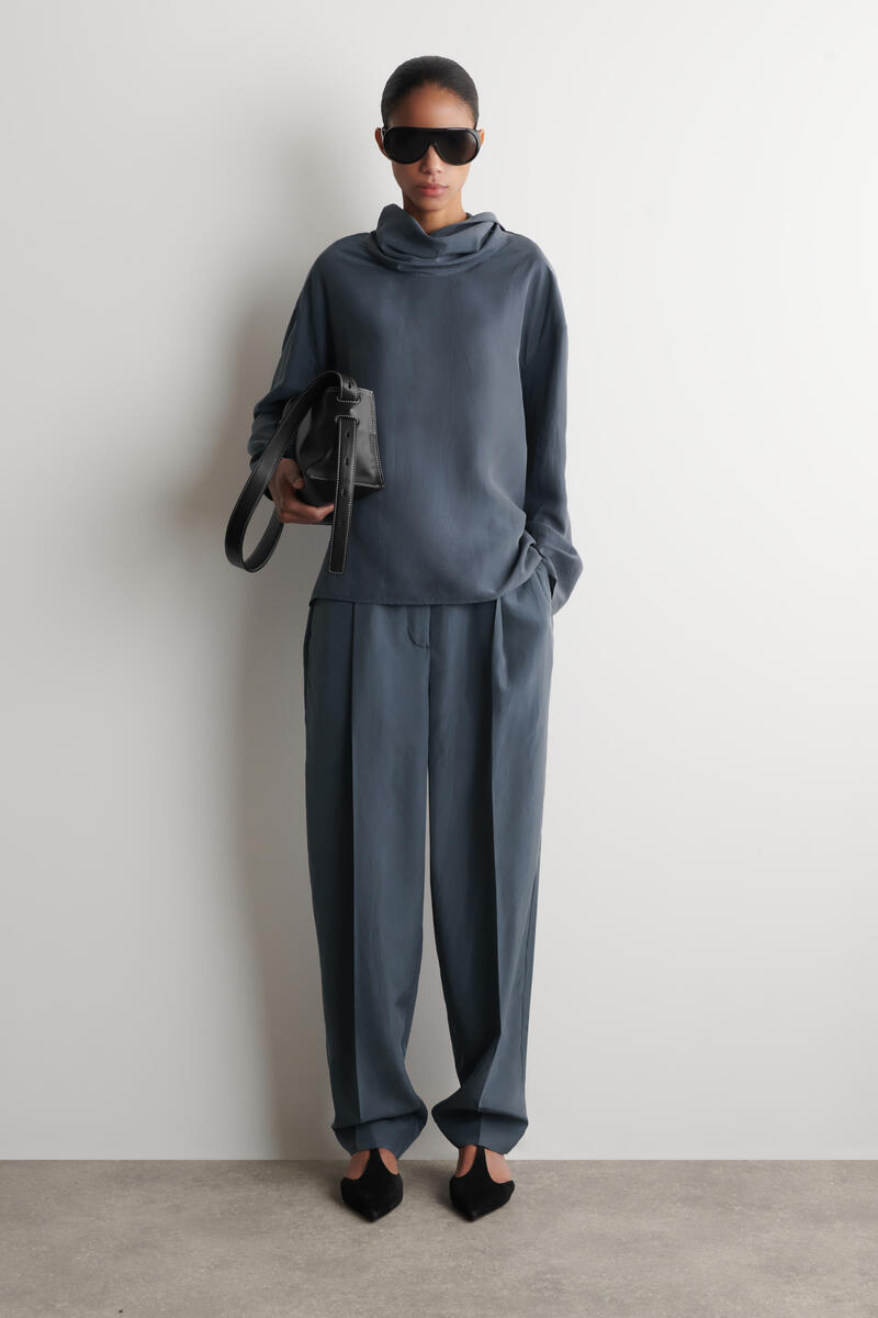 COS シワ加工シルク ファネルネックトップ