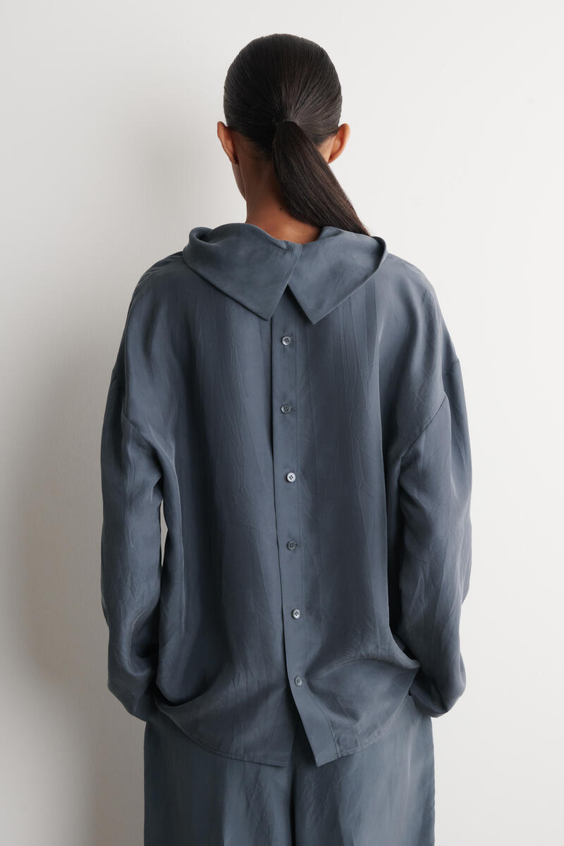 COS シワ加工シルク ファネルネックトップ