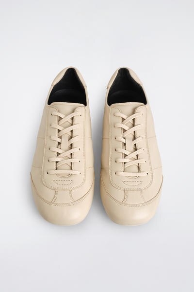 COS ミニマルレザースニーカー
