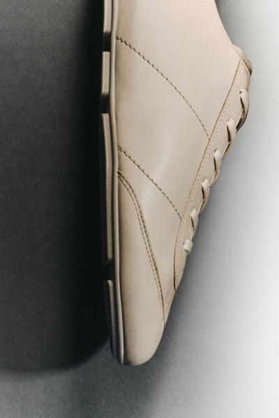 COS ミニマルレザースニーカー