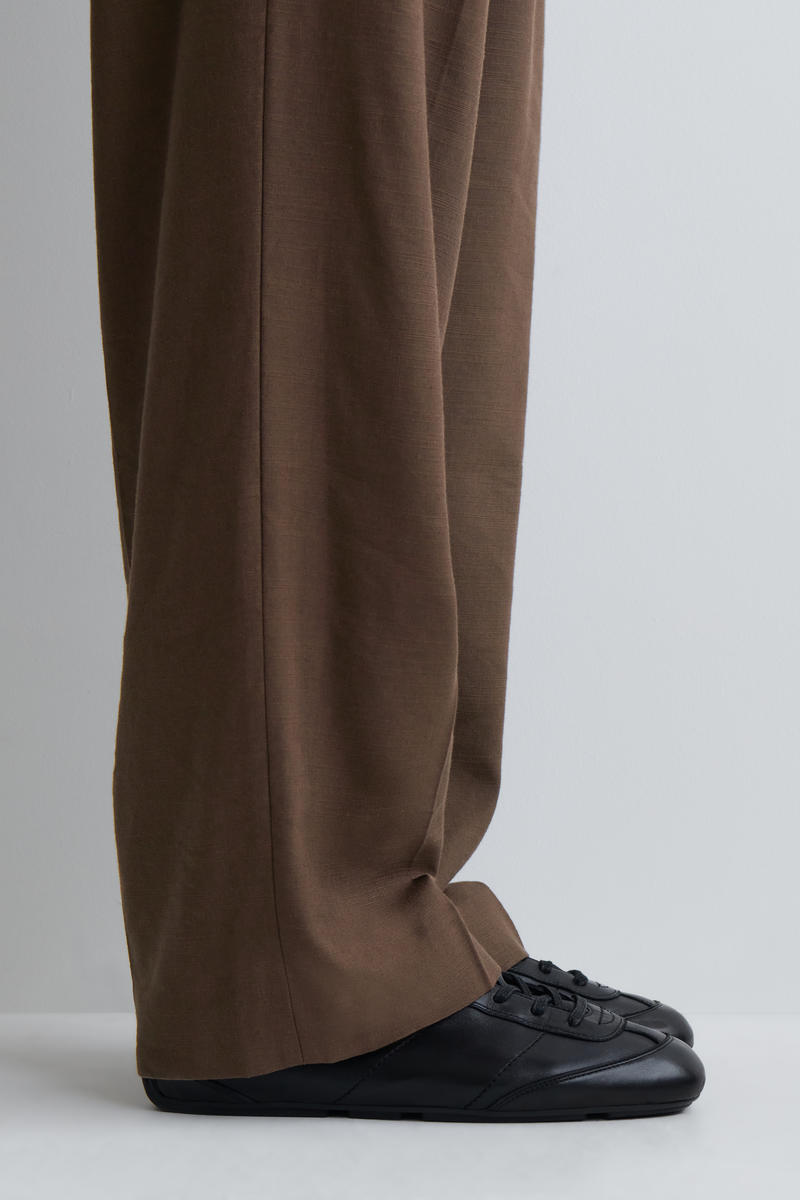 COS ミニマルレザースニーカー